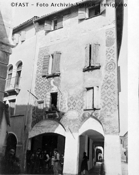 Treviso, Casa storica all'incrocio tra Via Sant'Agostino e Via delle Poste 